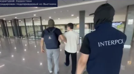 Напал с ножом на мать и сбежал во Вьетнам: казахстанца вернули на родину