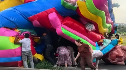  Таразда қатты жел балалар ойнап жүрген үрмелі батутты төңкеріп тастады (ВИДЕО) 
