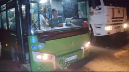 Спасатели пришли на помощь десяткам пассажиров автобуса в Конаеве