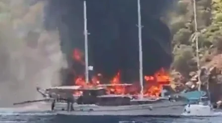  Оттан қашып, теңізге секірген: 115 турист мінген яхта өртеніп кетті (ВИДЕО) 