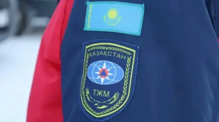 В Конаеве спасатели помогли пассажирам автобуса, застрявшего в грязи