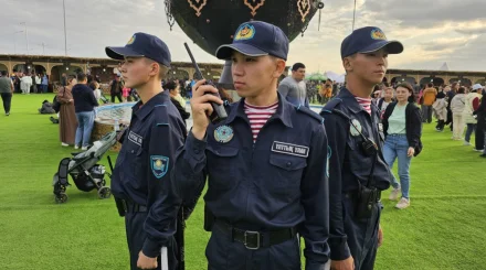 В Семее военнослужащие Национальной гвардии помогли потерявшейся девочке найти маму