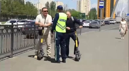 В Астане подросток на электросамокате попал под колеса автобуса