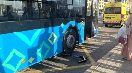 Астанада үш жасөспірім электросамокатпен автобусқа қарсы жүріп, бірі жол апатына түсті