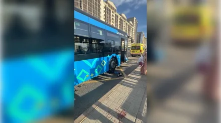 «Бордюр мен автобус арасынан өтпек болған»: елордада самокат мінген жасөспірім автобустың астына түсті