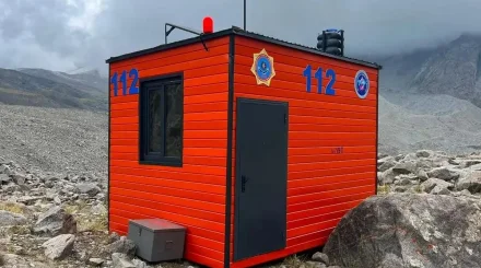 Таудағы туристер үшін «Қазселденқорғау» бекеттеріне азық-түлік пен су салынған жәшіктер қойылып жатыр
