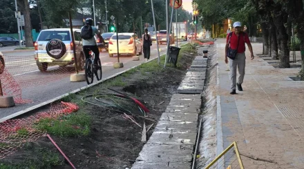 Алматинцы начали новый сбор подписей против бетонных плит на арыках