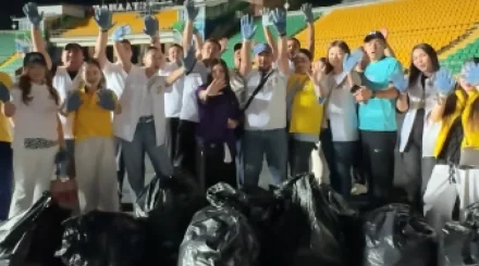 Тазалық мәдениеті: алматылық жастар Канье Уэстің концертінен кейін Орталық стадион аумағын тазалады