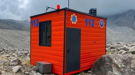 Ящики с запасами еды и воды устанавливают для туристов в горах на постах «Казселезащиты»