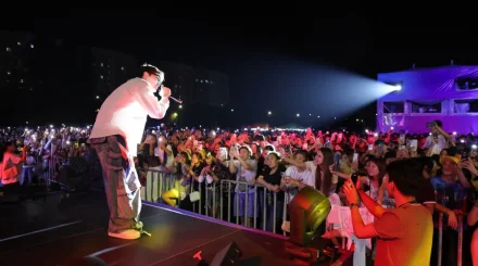 Алматыда ALMATY SUMMER FEST сахнасында Шәмші Қалдаяқовтың әндері шырқалды
