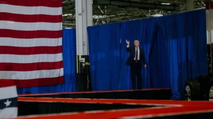 «Артық төлеуге тура келеді»: Трамп америкалықтарды бензин бағасының өсуіне дайын болуға шақырды