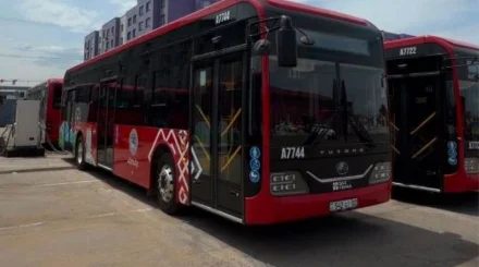 Двенадцать автобусных маршрутов изменят схемы движения в Алматы