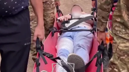 Бурабайда құтқарушылар жарақат алған туристі таудан түсірді