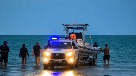 Үрлемелі қайық аударылып қалған: Каспий теңізінде үш адамды іздеу жұмысы түні бойы жүргізілді