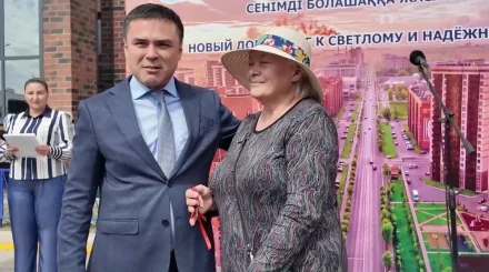 Ключи от новых квартир вручили жителям Заречного посёлка в Петропавловске
