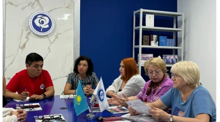 ЖСДП Қостанайда ерекше қажеттілігі бар балаларды тәрбиелеп отырған ата-аналардың мәселелерін тыңдады