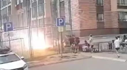 Астанада ойнап жүрген бала тоққа түсті (ВИДЕО)