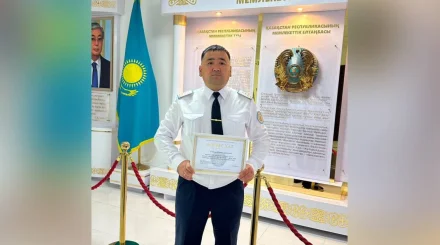 «Балам, кел»: Оралда 3 жасар баланы құтқарған полицей марапатталды (ВИДЕО) 