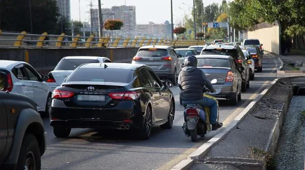 Көлік жүріп келе жатып есігін ашып, денесін сыртқа шығарған жолаушылар жазаланды