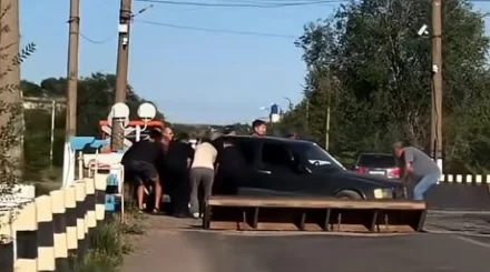 Автомобиль заглох прямо на рельсах в Караганде