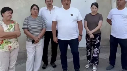 После резонансного ДТП Бакытжан Базарбек появился на видео с семьей пострадавшего