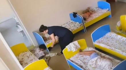 «Не деген сұмдық»: Таразда аутизмі бар баланы ұйықтату үшін қол-аяғын байлап қойған