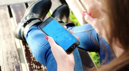 Назван самый бесполезный аксессуар для смартфона