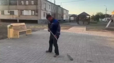 Жителя Кызылординской области отправили подметать улицы за мат в TikTok (ВИДЕО)
