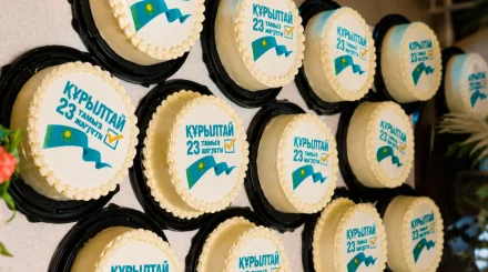 В Казахстане выпустили сладости с символикой выборов в Курултай