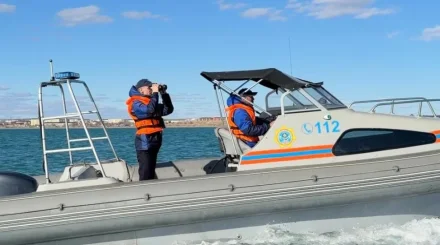 Жеті адам көлдің ортасында қалып қойған, арасында екі бала бар