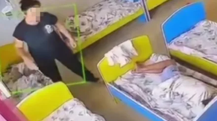 Связывали ноги ребенку с аутизмом: в Таразе расследуют жестокое обращение с детьми
