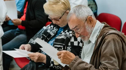   Брайль қарпі, cурдо аударма: «Әділет» партиясы ақпаратты бәріне бірдей қолжетімді ету үшін қандай жағдай жасайды   