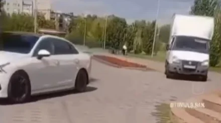 Парк Павлодара превратили в автобан: двое водителей попались на езде по тротуару