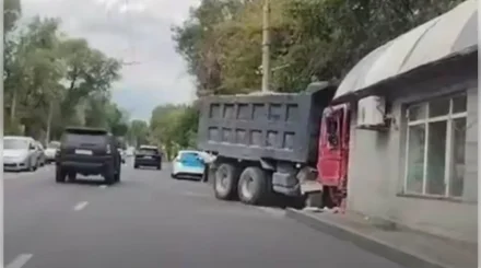 КамАЗ без водителя въехал в остановочный киоск в Алматы (ВИДЕО)