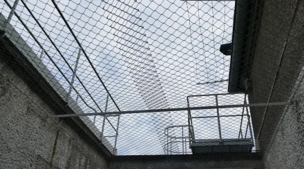 Попытку передать телефон в колонию сняли на видеорегистратор в Павлодаре (ВИДЕО)