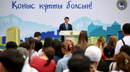 Алматы әкімі Дархан Сатыбалды жаңа пәтер иелеріне баспана кілтін табыстады