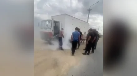 Сотрудники СОБР помогли потушить загоревшуюся ГАЗель в Актау (ВИДЕО)