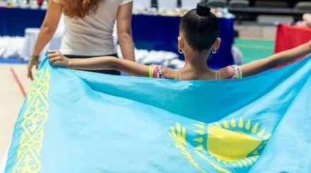  8 жастағы гимнасшы қыз Қытайдағы турнирде үш медаль жеңіп алды 