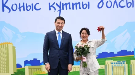 Алматы әкімі Дархан Сатыбалды жаңа пәтер иелеріне баспана кілтін табыстады