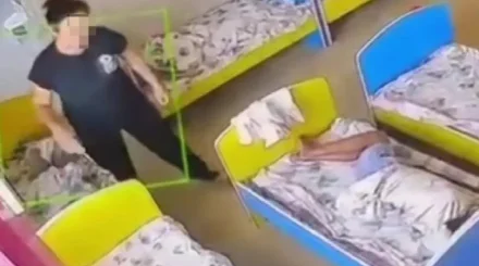 Тараздағы балабақшада баланың аяғын байлап қойған: полиция тергеу бастады