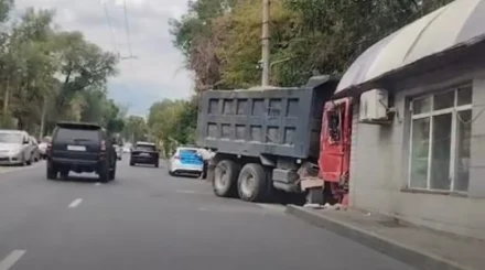 КамАЗ без водителя устроил цепное ДТП и влетел в остановку в Алматы (ВИДЕО)