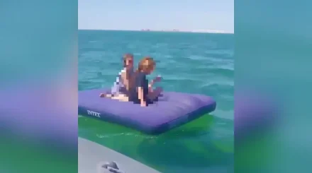 Двух подростков унесло в Каспийское море на надувном матрасе (ВИДЕО)