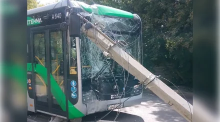 Автобус врезался в опору освещения в Астане