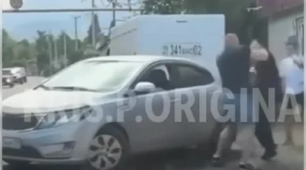 Водитель Mercedes устроил драку из-за отказа уступить дорогу в Алматы (ВИДЕО)