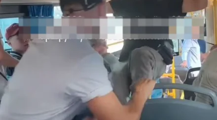 Драка едва не закончилась поножовщиной в автобусе Алматы (ВИДЕО)