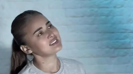 «Жаным» деп жүргендер жаныңды алған»: Мөлдір Мұқанованың жаңа әні елді жылатты (ВИДЕО)