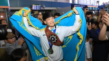 Историческое золото: чемпиону мира по борьбе из Актобе подарили автомобиль