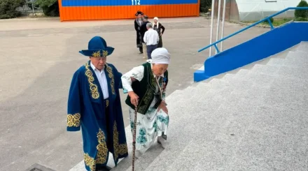 Алматыда 69 жастағы ұлы 90 жастағы анасын сайлау учаскесіне ертіп келді