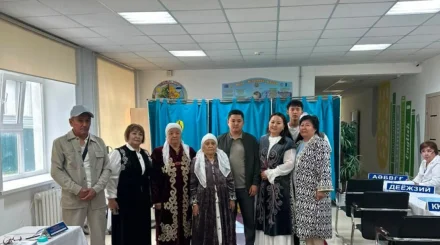  Қосшыда бір шаңырақ астында тұратын үлкен ене, келін және немере келін сайлауда бірге дауыс берді 