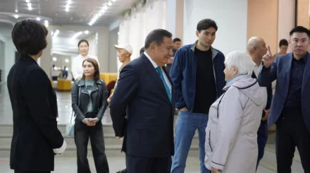 Аким Акмолинской области пришел на выборы вместе с семьей